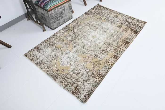 3′ x 5′ Tan-Ivory Turkish Vintage Rug – 17854
