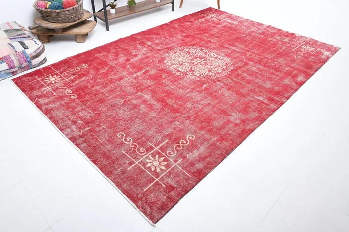 6′ x 10′ Red Turkish Vintage Rug – 17398